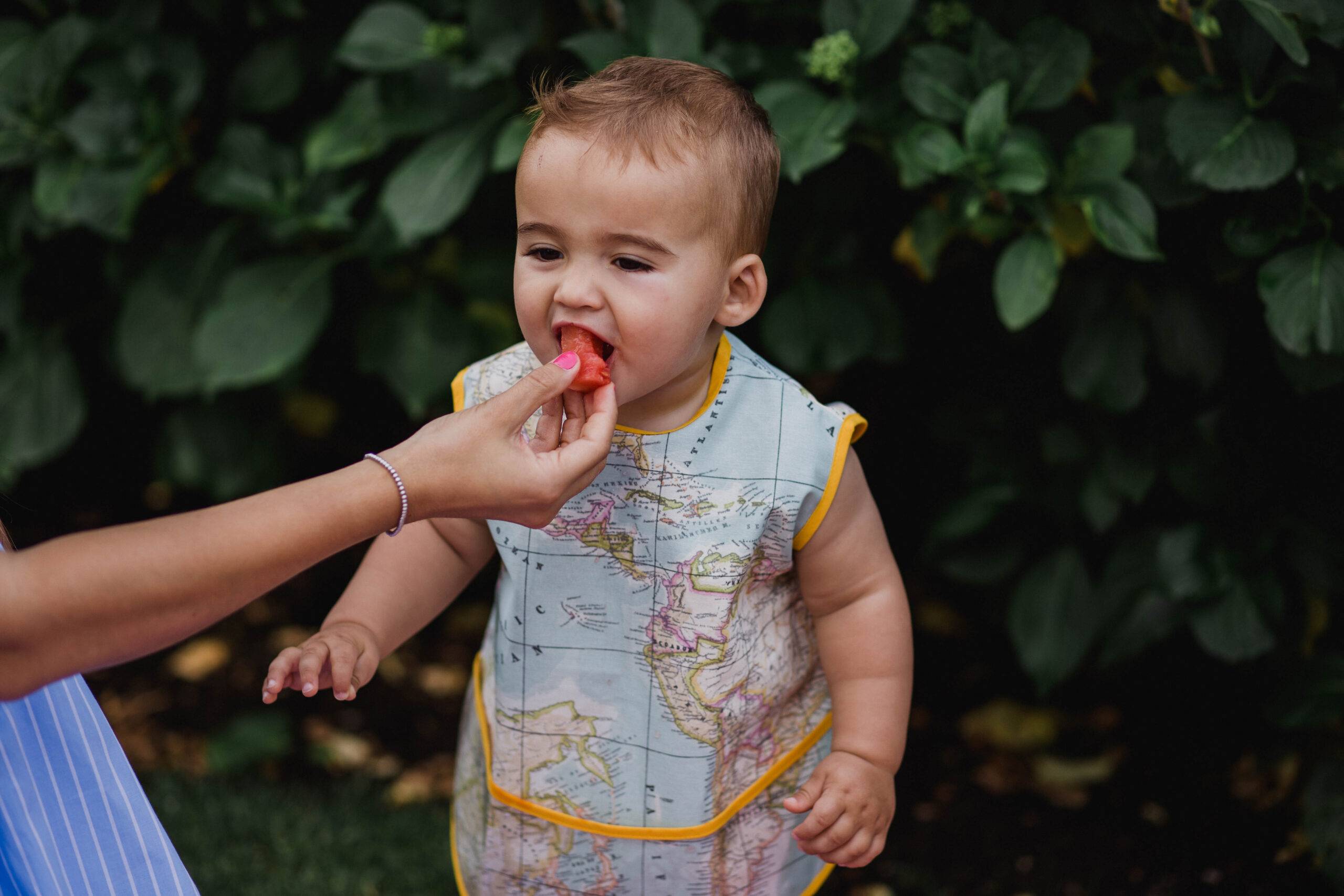 alimentación complementaria bebé introducción de la fruta babero resinado mapamundi