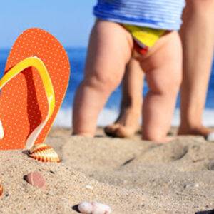 primer baño del bebé en la playa