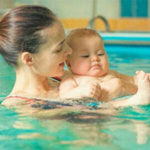 cuando-bañar-a-un-bebe-en-la-playa-o-la-piscina-primer-baño-bebe-playas-piscinas-mimuselina primer baño del bebé en la piscina