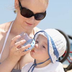 hidratacion-playa-bebe-beber-agua-playas-niños-mimuselina beber agua niños en la playa