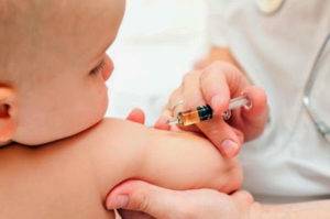 Vacuna a bebé, beneficios de la lactancia materna