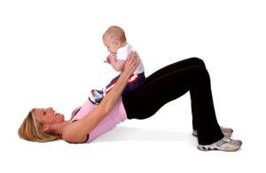 Hacer ejercicio con bebés, semipuente abdomen