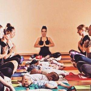 Hacer yoga con bebés